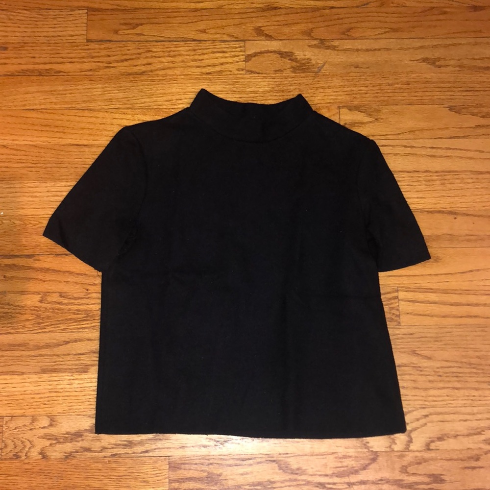 Fitted black tee